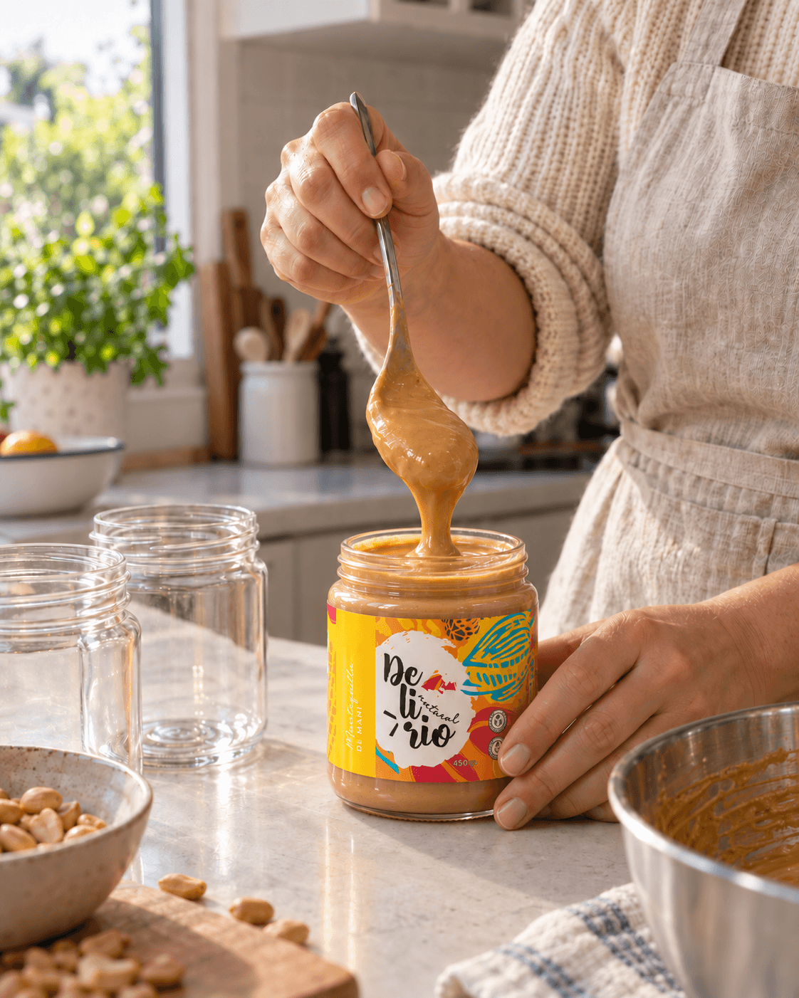 Paulina llenando un frasco de crema Delirio Natural en su cocina