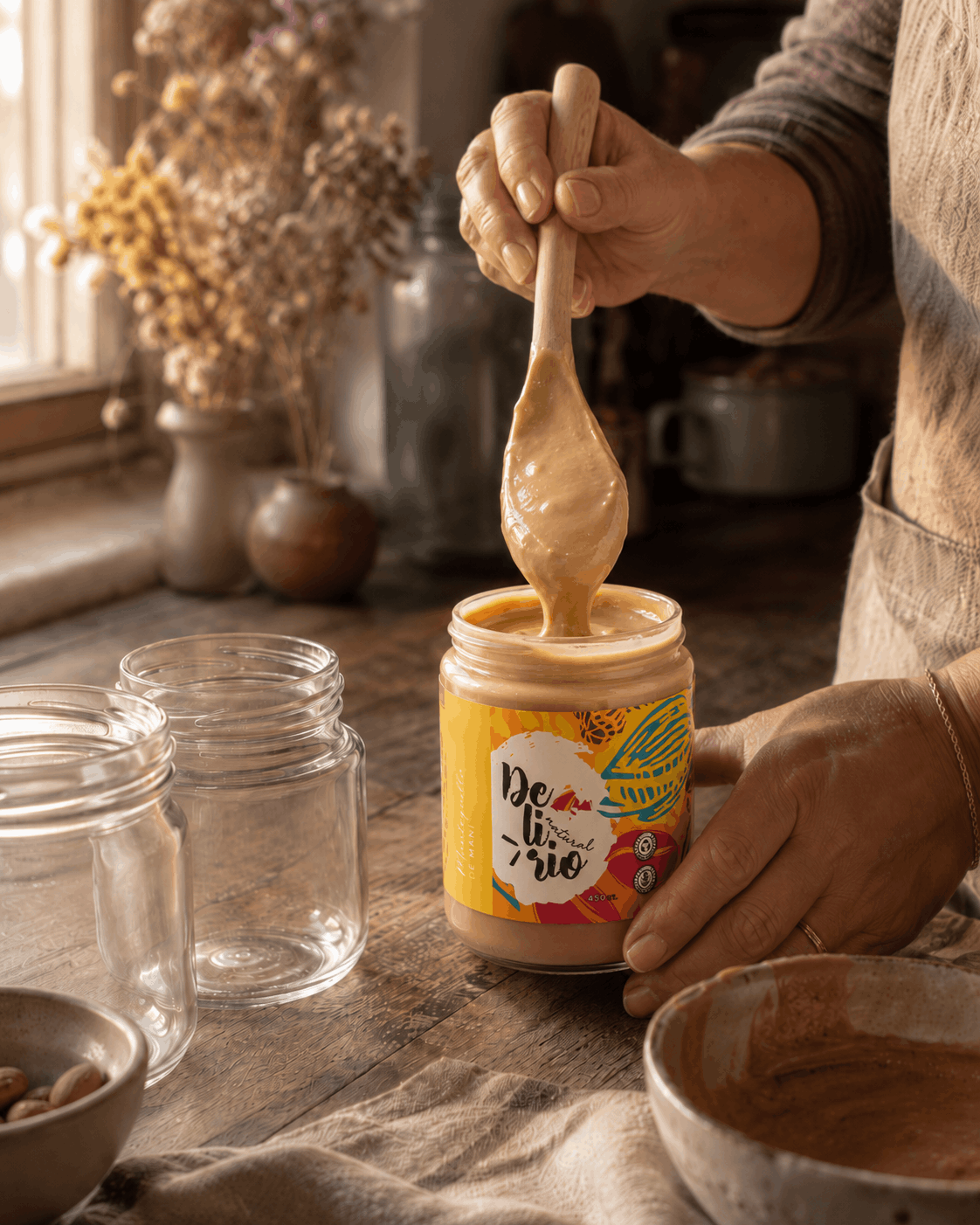Paulina llenando un frasco de crema Delirio Natural en su cocina