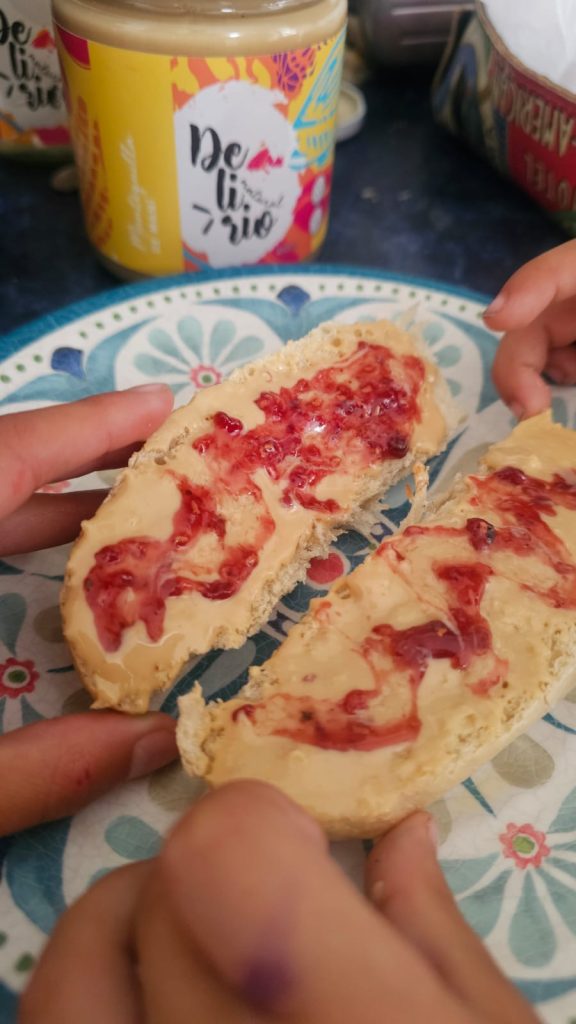 Pan con mantequilla de maní Delirio Natural y mermelada.