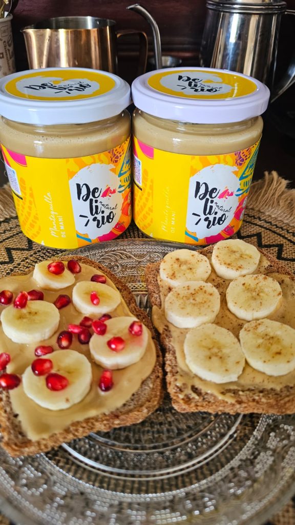 Dos frascos de mantequilla de maní Delirio Natural junto a tostadas con plátano.