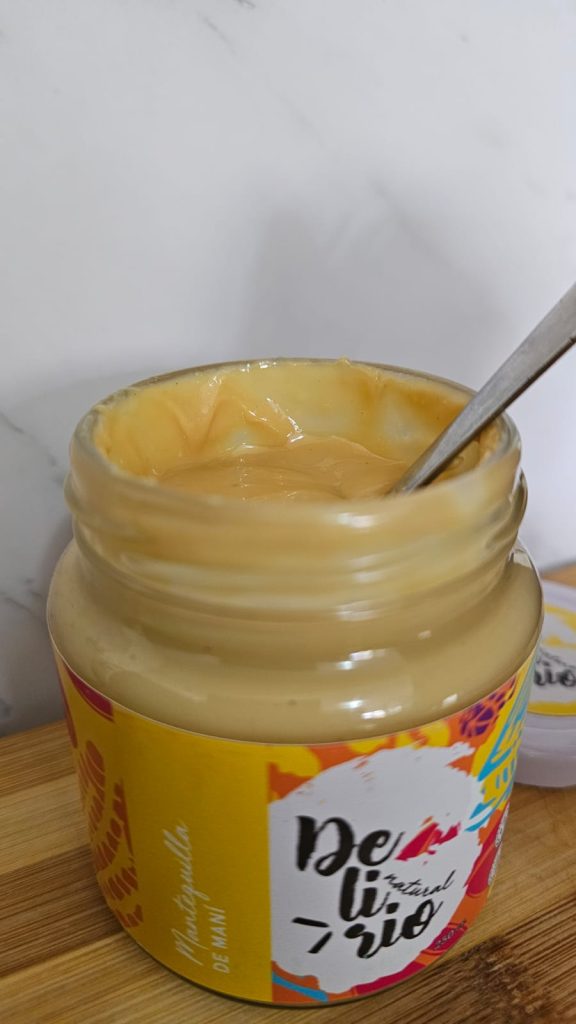 Frasco abierto de mantequilla de maní natural Delirio Natural.